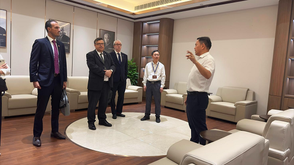 英國駐華貿(mào)易使節(jié)倪樂思(Lewis Neal)一行到訪四方光電