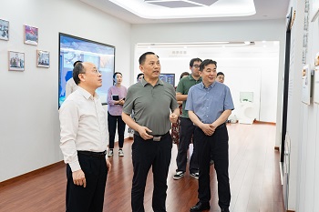 武漢東湖新技術(shù)開發(fā)區(qū)管委會一行調(diào)研四方光電